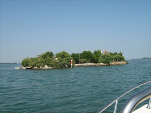 una delle molte piccole isole della laguna di Grado